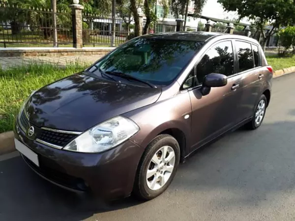 Dịch vụ thay Kính chắn gió xe Nissan Tiida tận nơi